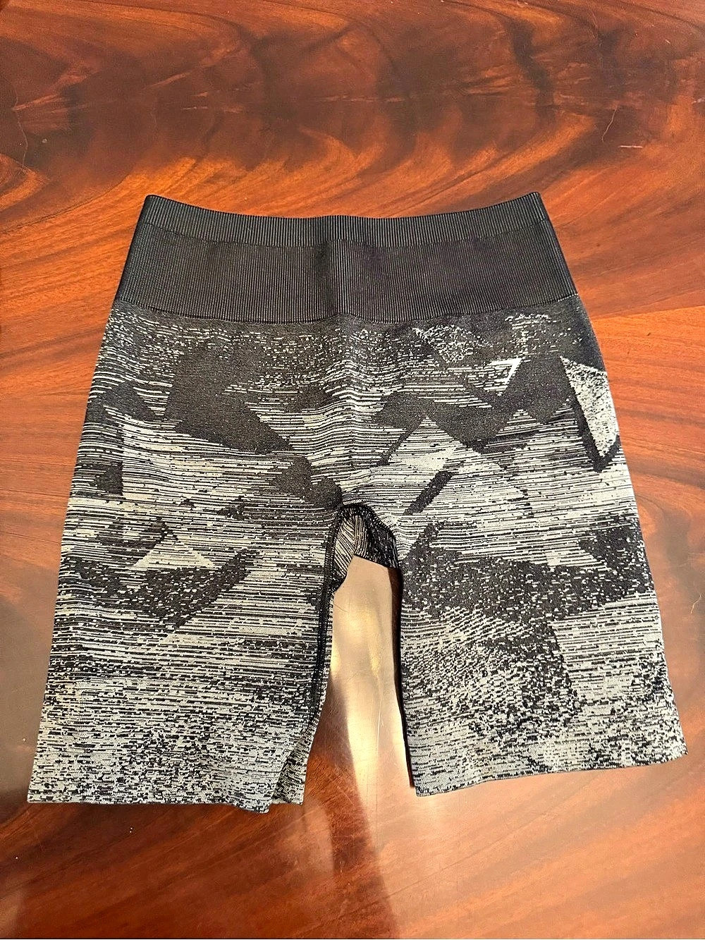 GYMSHARK B1A92 Abstract Athletic Shorts Black & Gray Large Like New
